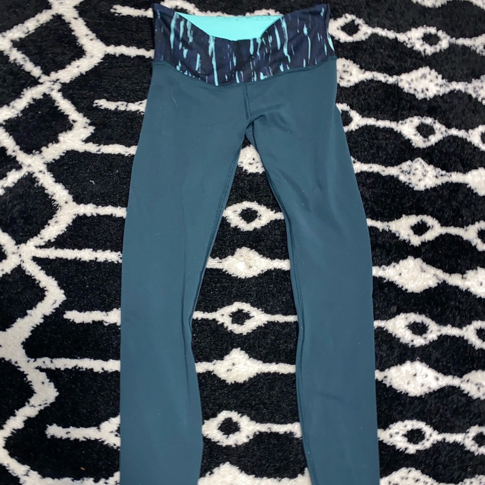 Lululemon Reversible leggings!! Size 4! - Picture 1 of 2